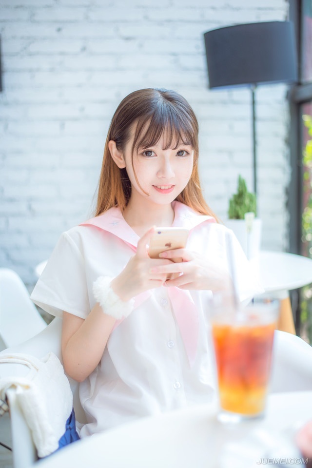 “王印不能动。”刘备摇了摇头，这点上他还是很清醒的，如果能够攻破洛阳，将吕布赶回关中的话，这块王印，如今已经成为了烫手的山芋，刘备是绝不能碰，哪怕他确实有着封王的资格也不行，没有实力，而且也没有打破关中，凭什么封王？